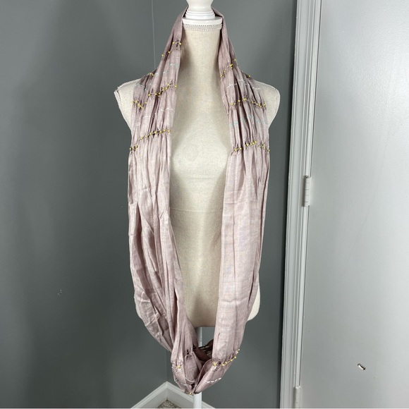 Elizabeth Gillet || Beaded Infinity Scarf in Silver. - Picture 5 of 6